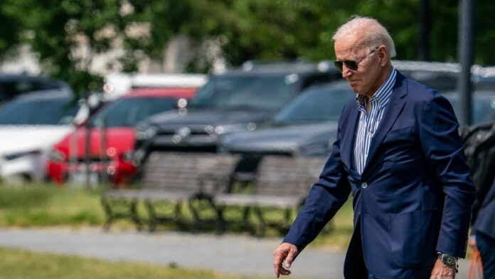 With Virus Surge, US to Keep Travel Restrictions for Now